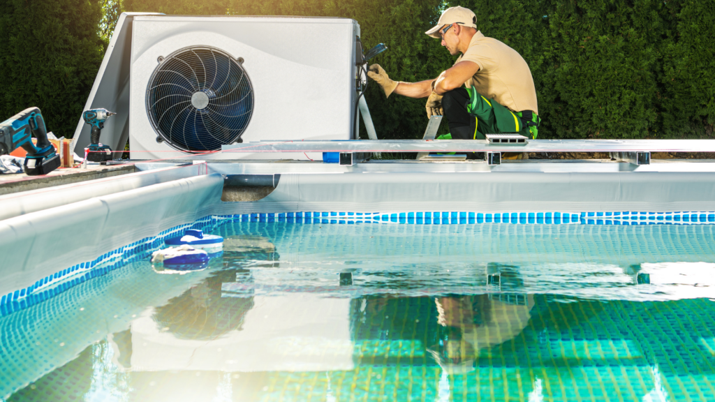 4 infos à savoir sur les Pompes à Chaleur piscine & leur fonctionnement. Homme qui répare une pompe à chaleur piscine.